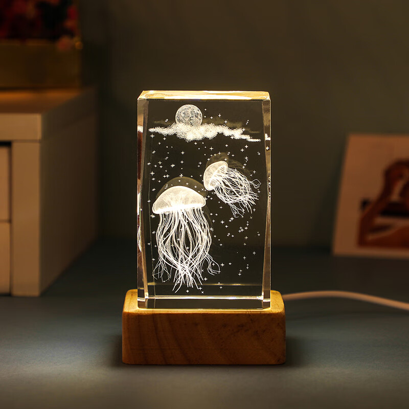 卡驰慕宁创意海洋生物水晶摆件治愈系办公室桌面装饰品小夜灯新年生日礼物 水晶方柱水母 +暖光方木底座 +（送礼袋）