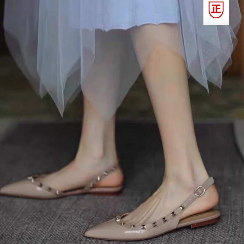 百麗踏系列品牌斷碼鉚釘尖頭平底鞋女2025夏季新款包頭涼鞋女外穿一字扣 裸灰色平底 34
