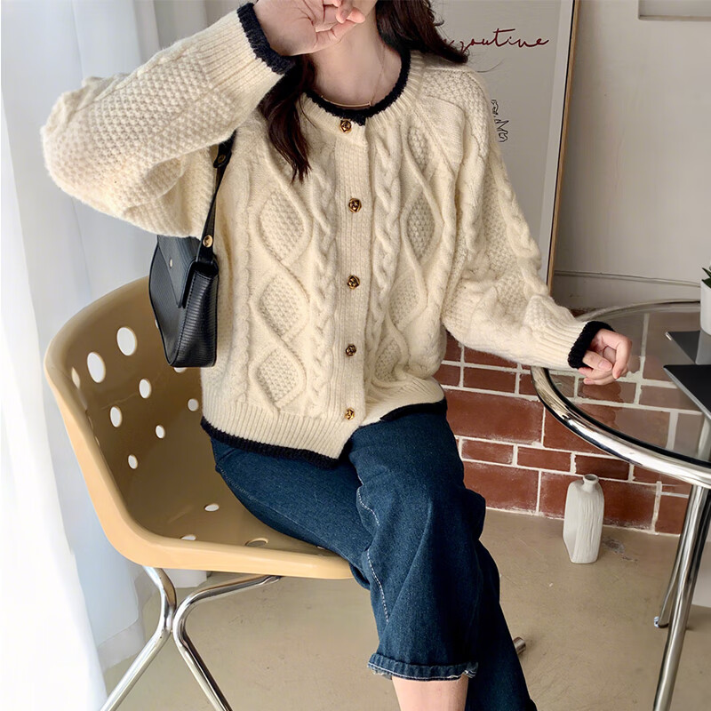 俞兆林毛衣外套女秋冬2025新款圆领麻花撞色针织衫小个子短款慵懒风上衣 米白色 均码 【适合80斤-140斤