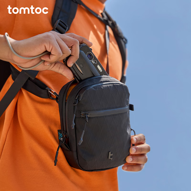 tomtoc高性能斜挎包便携旅行小包男女轻便防水小挎包手机包随身小包T37 暗影黑 1.3L｜轻便出行