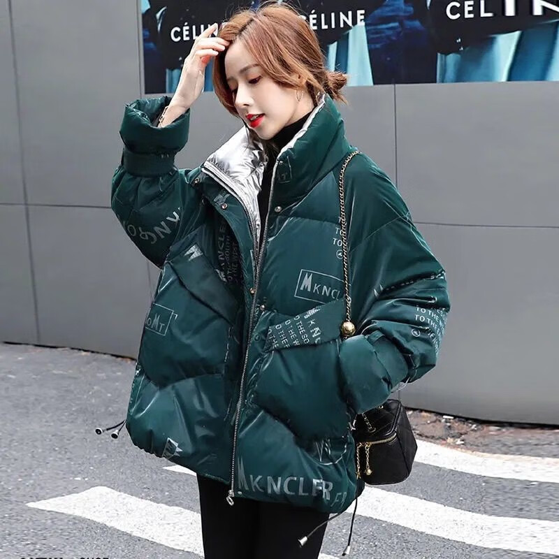 派迪狐 亮面免洗羽绒服女短款2022年新款冬天外套女加厚保暖韩版宽松印花立领面包服时尚 绿色 新升级加厚 M 130-155斤左右