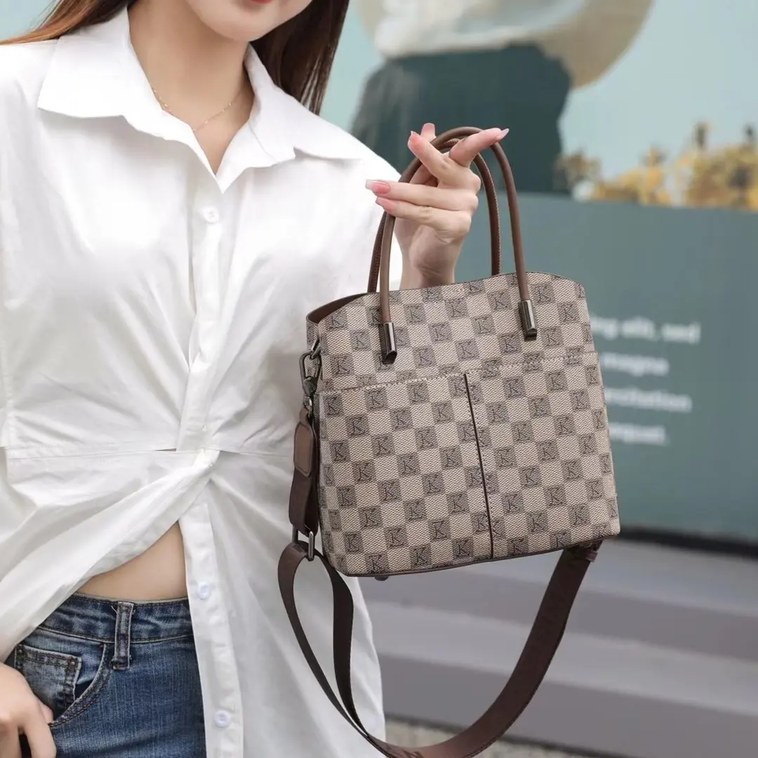 2025春夏新款经典大容量水桶包斜挎单肩包百搭手提包女 卡其色