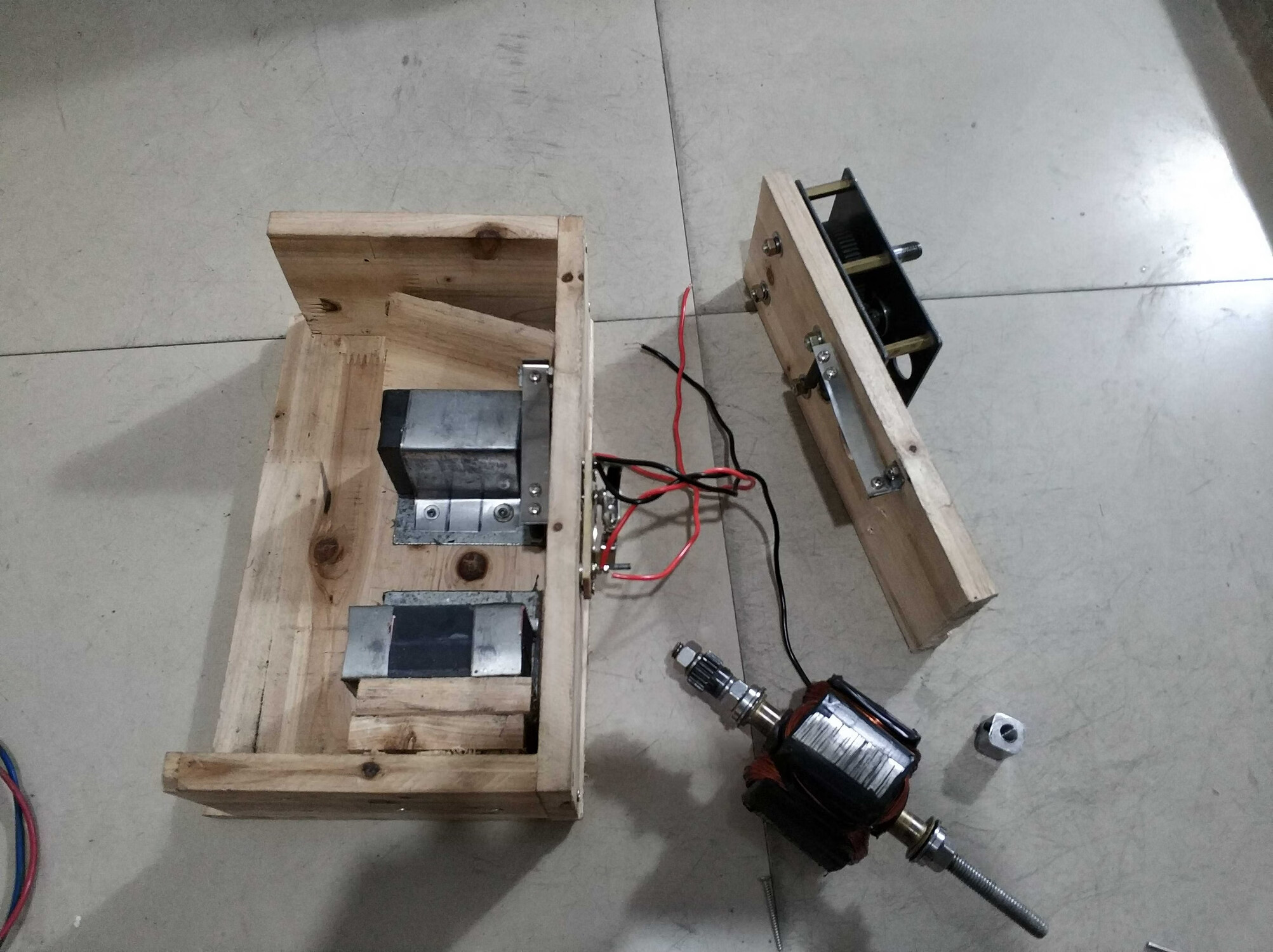 溥畔老式手搖發(fā)電機(jī)白金打火增速齒輪大功率600W瓦60伏到220V伏交流電