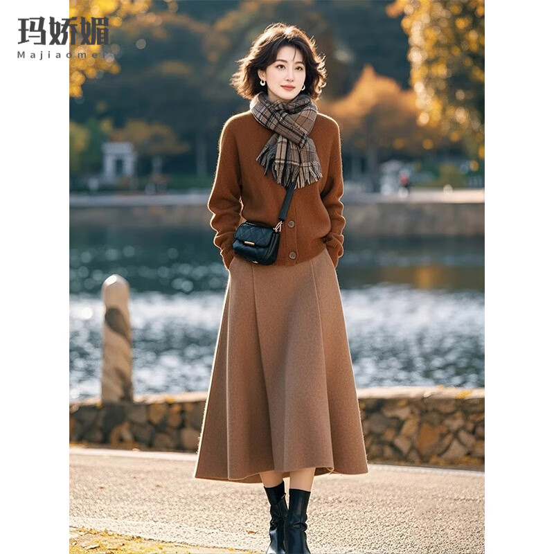 玛娇媚（Majiaomei）秋冬连衣裙女装2025年新款休闲减龄针织毛衣半身裙子两件套套装女 咖啡色针织衫+卡其色半身裙（无围巾） L