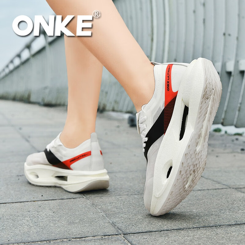 ONKE德国欧克户外轻便透气减震防滑耐磨跑步鞋男女碳板马拉松运动鞋男 白驹 男女同款 38 京东折扣/优惠券