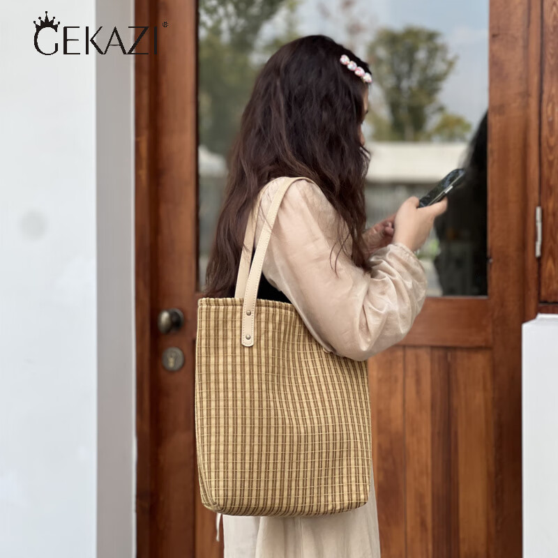 歌卡姿（GEKAZI）复古文艺加厚格子托特包女单肩棉布电脑包有型 浅驼色织条竖格