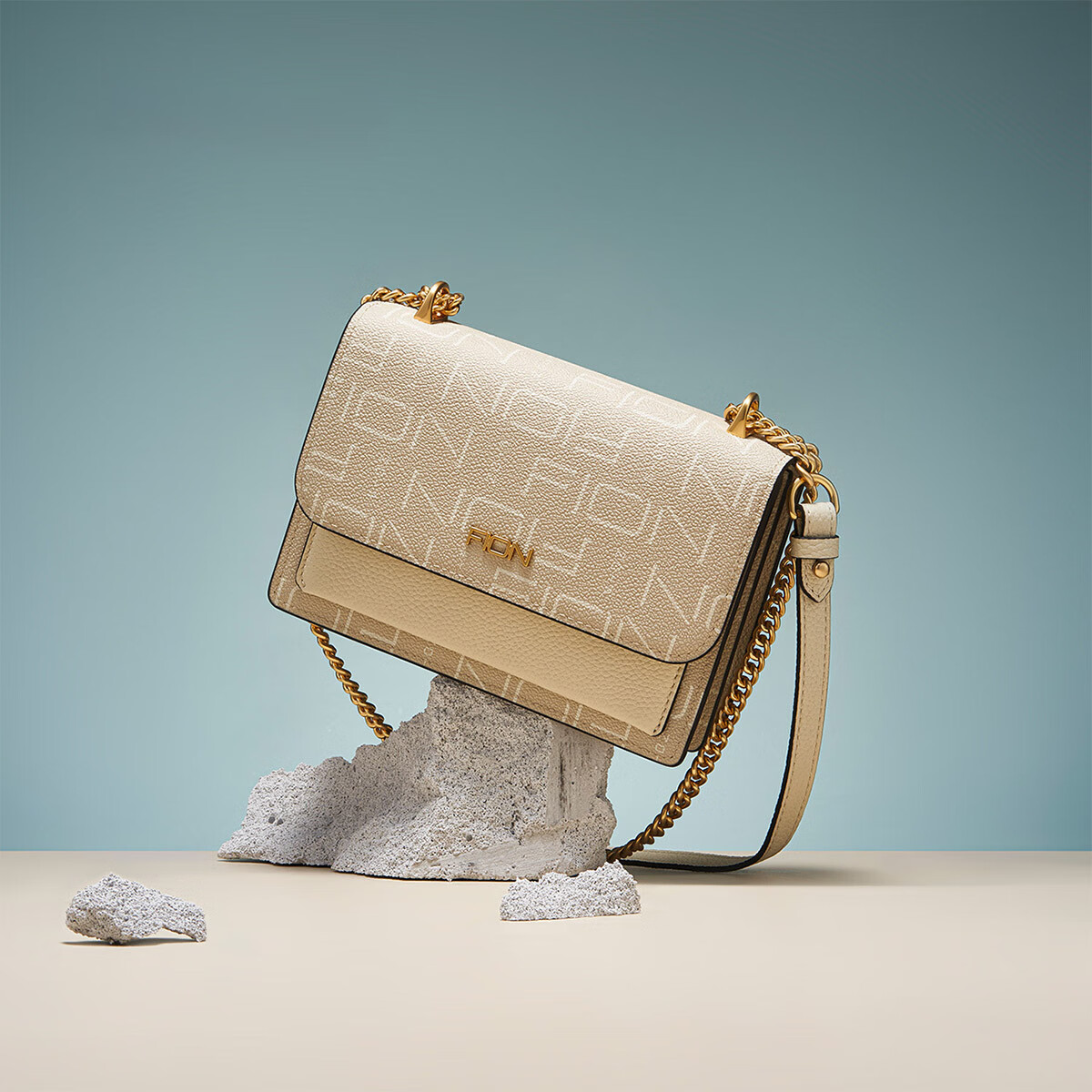 菲安妮（FION）【旅游】褶皺馬鞍小方包女士手提包單肩包斜挎包背提包 燕麥色/白 19*13.5*5.5cm