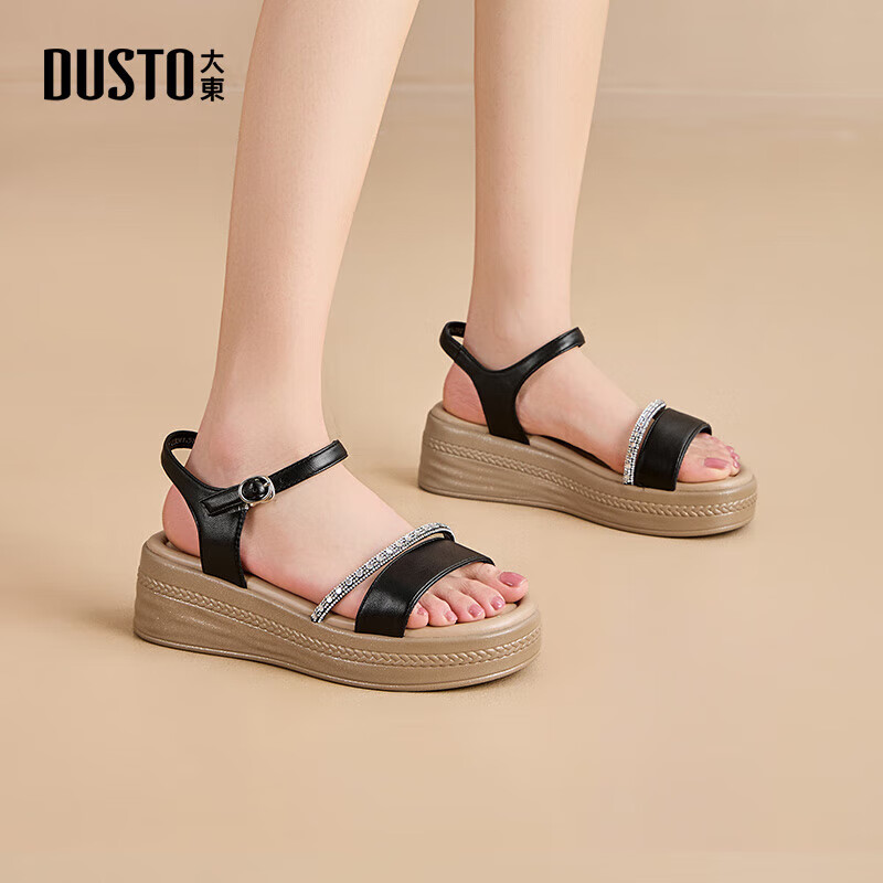 大东大东沙滩凉鞋女鞋2025夏季新款休闲坡跟中跟一字扣烫钻x1133 黑色