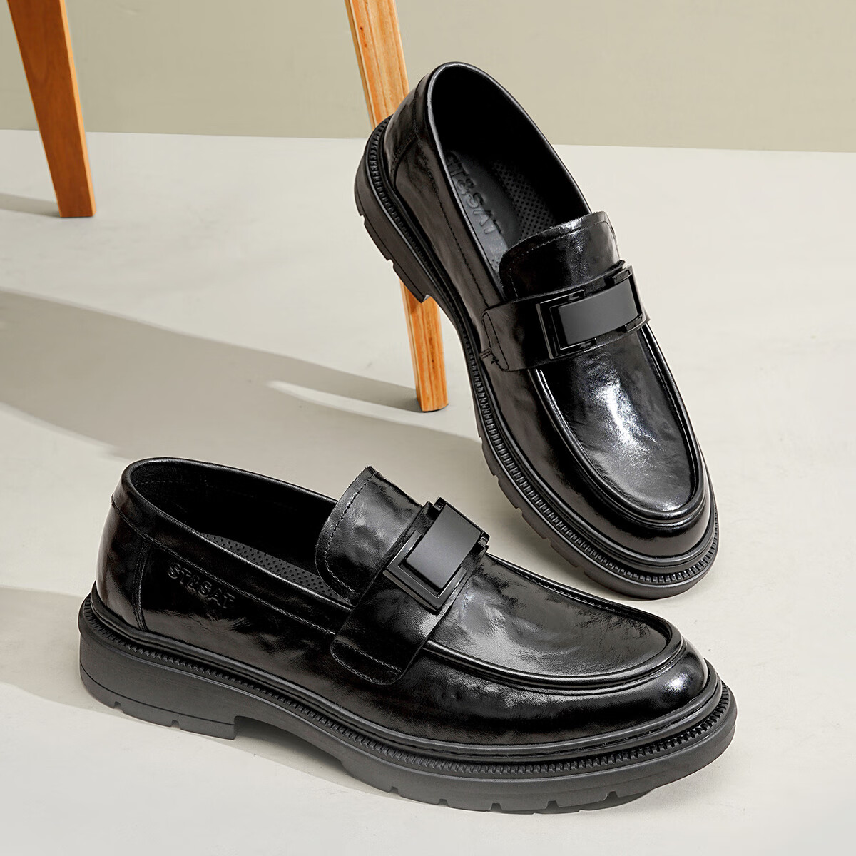 星期六男鞋头层牛皮男士商务正装皮鞋牛垫透气一脚蹬金属扣饰乐福鞋男