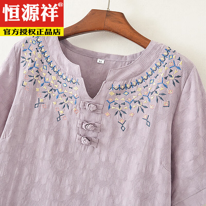 恒源祥小V领绣花提花棉麻短袖T恤女盘扣圆领夏季上衣老年女装加大尺码夏 紫色 XL