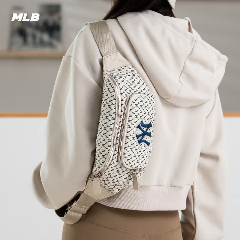MLB包包女包新款2026斜挎包男士单肩包腰包老花胸包休闲运动包通勤 纽约洋基队/象牙色 F