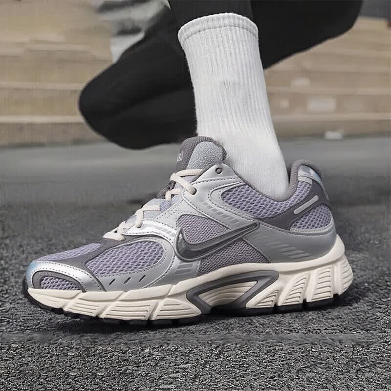 耐克(NIKE) 男鞋 2026夏季新款网面透气运动鞋潮流复古老爹鞋缓震舒适休闲鞋 金属银/雾灰/水泥灰 建议拍大一码 42 (265mm)