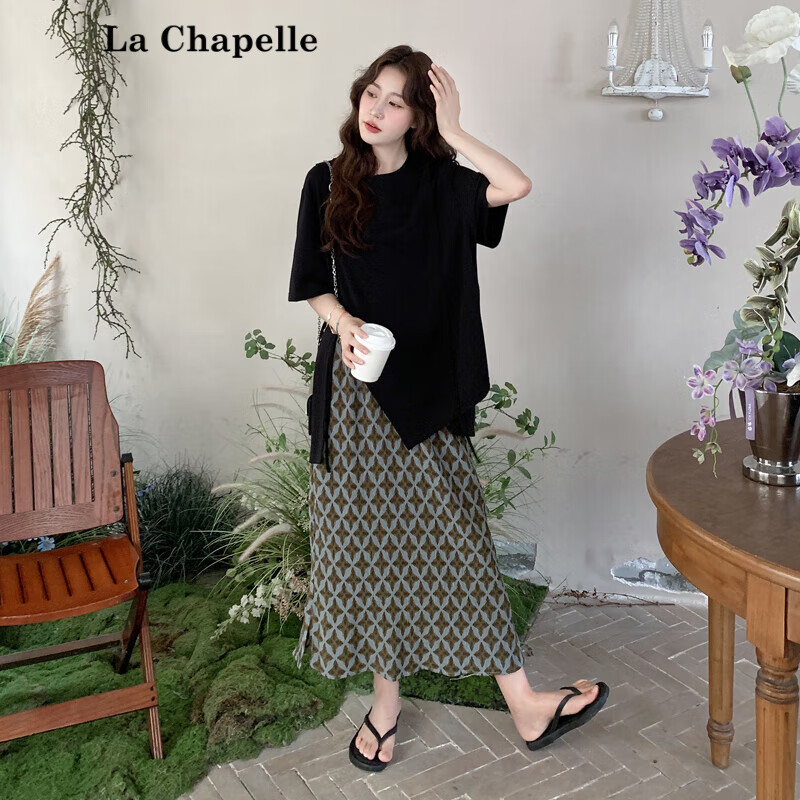 拉夏貝爾（La Chapelle）黑色開叉短袖T恤復(fù)古印花半裙套裝女2025夏季法式氣質(zhì)慵懶兩件套 黑色T恤+印花半身裙 XL （140斤內(nèi)）