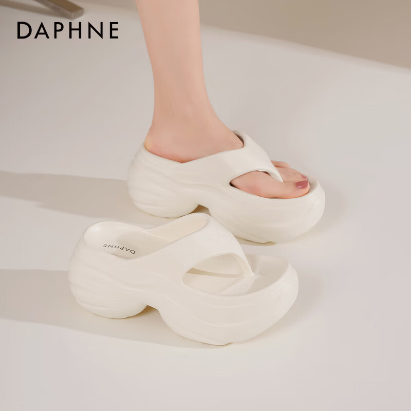 达芙妮厚底人字拖鞋女外穿夏季2025新款小个子增高防滑沙滩休闲凉拖鞋ZJ 米白色 厚底8.5cm 40-41