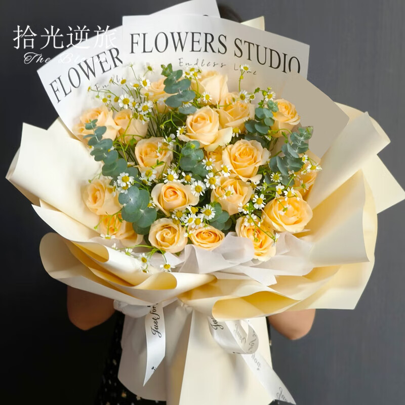 花开浪漫丨19朵香槟玫瑰配尤加利叶洋甘菊花束