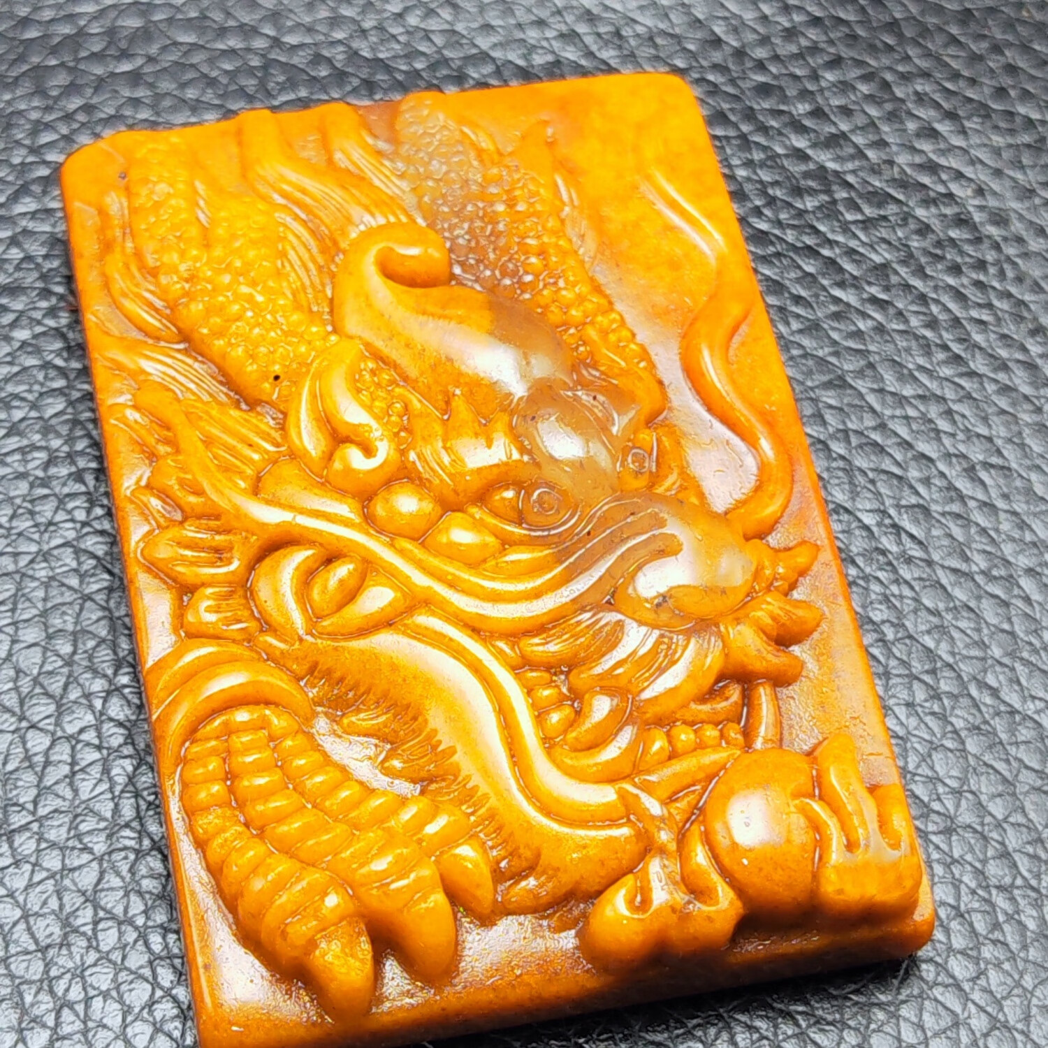 玛瑙玉石雕刻龙牌黄龙玉龙头吊坠毛衣链爆款