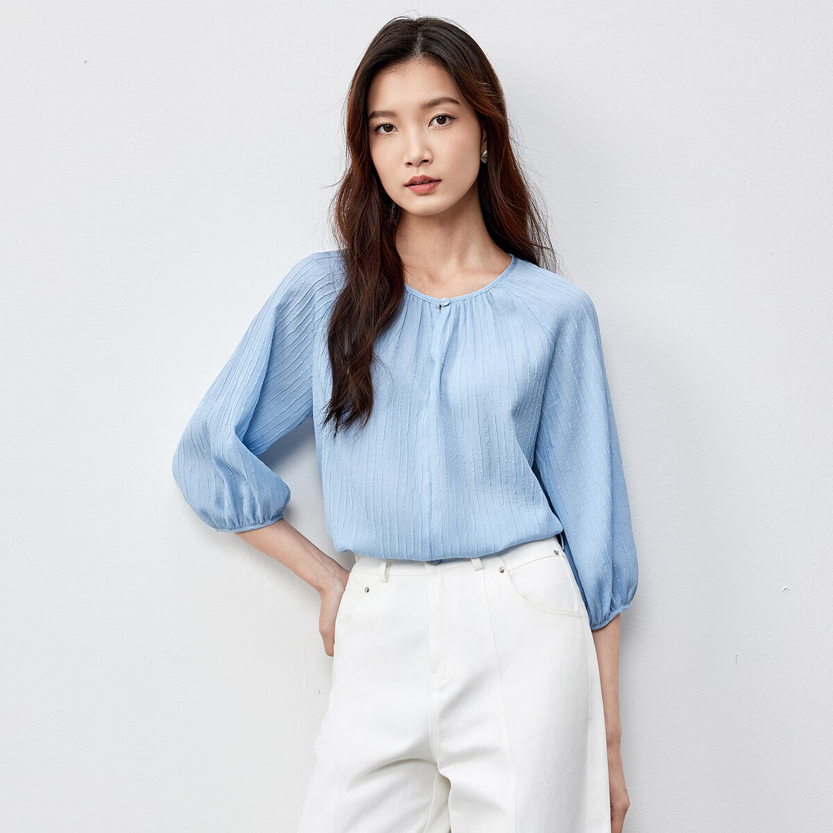 尚都比拉（Sentubila）雪纺衫通勤圆领七分袖宽松显瘦褶艺肌理上衣 杏色 L