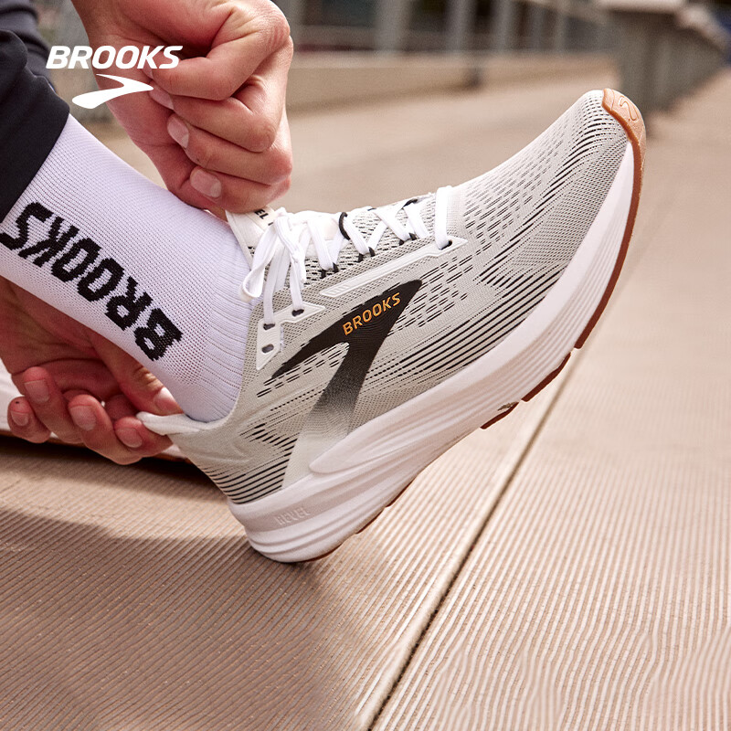 布鲁克斯（BROOKS）Revel 狂欢 8 跑鞋男女缓震支撑运动鞋跑步 男款 白色/黑色/橡木黄 45
