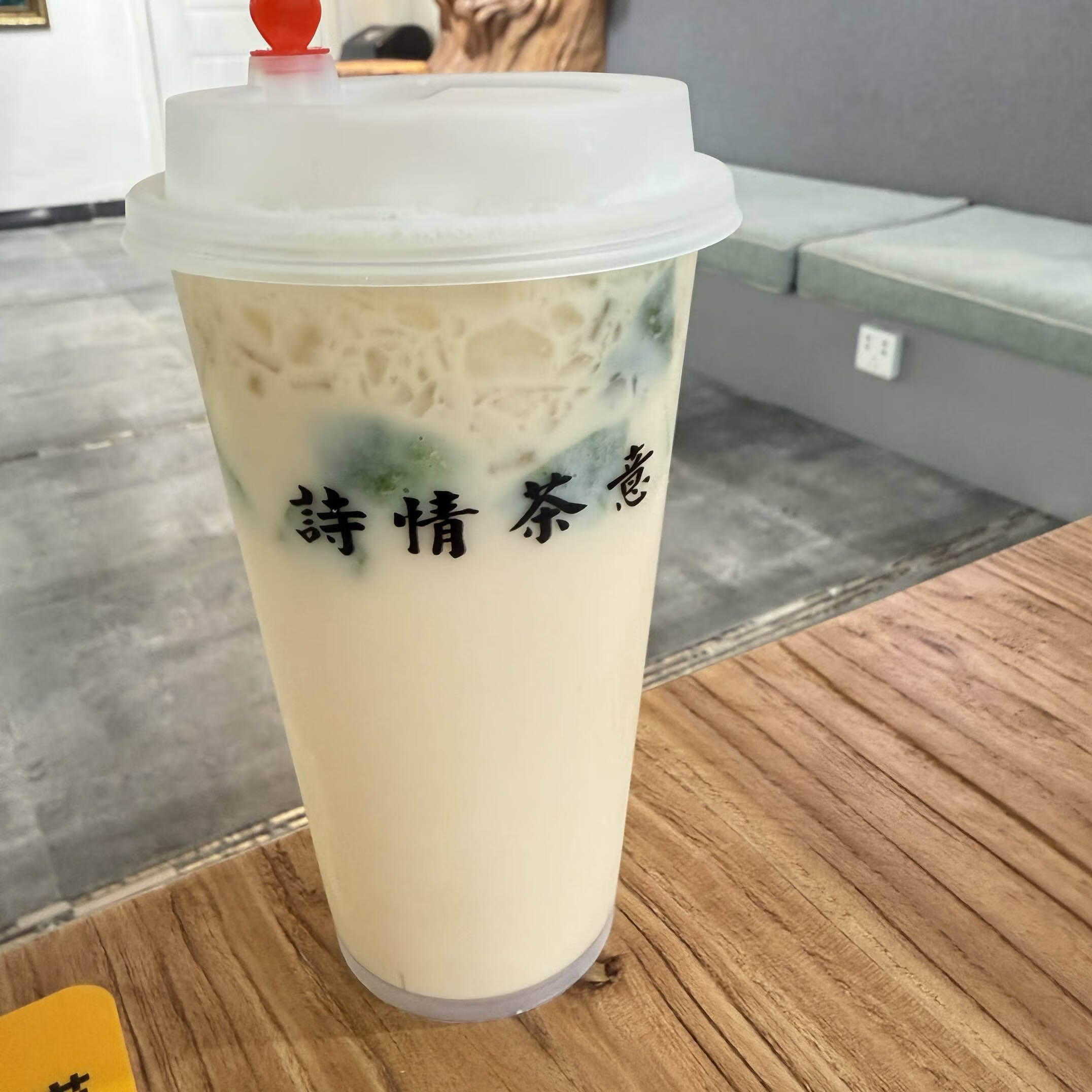 山茶花柠檬打奶茶