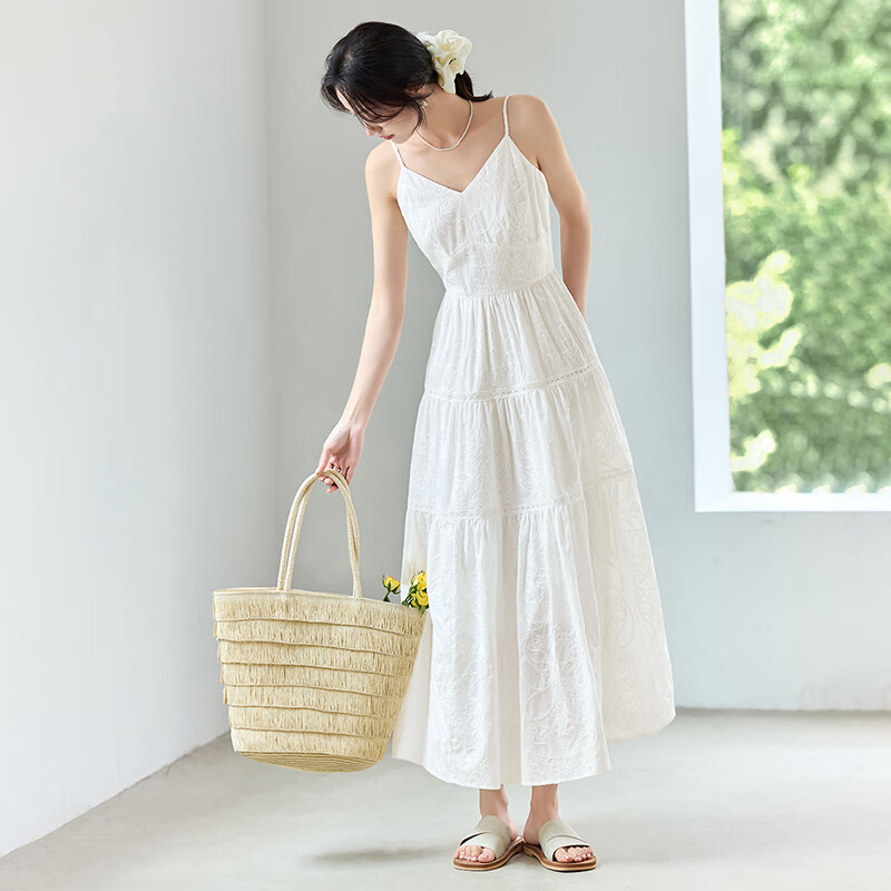 尚都比拉（Sentubila）白色吊带连衣裙女夏季度假风绣花V领大摆围吊带裙女 白色 L