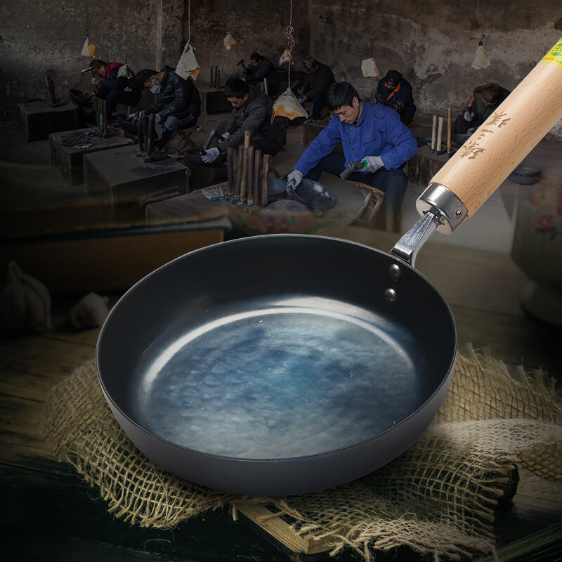 臻三環(huán)LXH章丘鐵鍋手工鍛打鐵鍋平底鍋無涂層不易粘鍋平底煎鍋小鐵鍋 烤藍(lán)木把煎鍋(已開鍋) 20cm