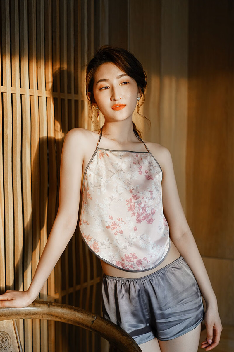 顾致真丝性感情趣睡衣女士年新款夏季套装冰丝吊带肚兜短裤两件套