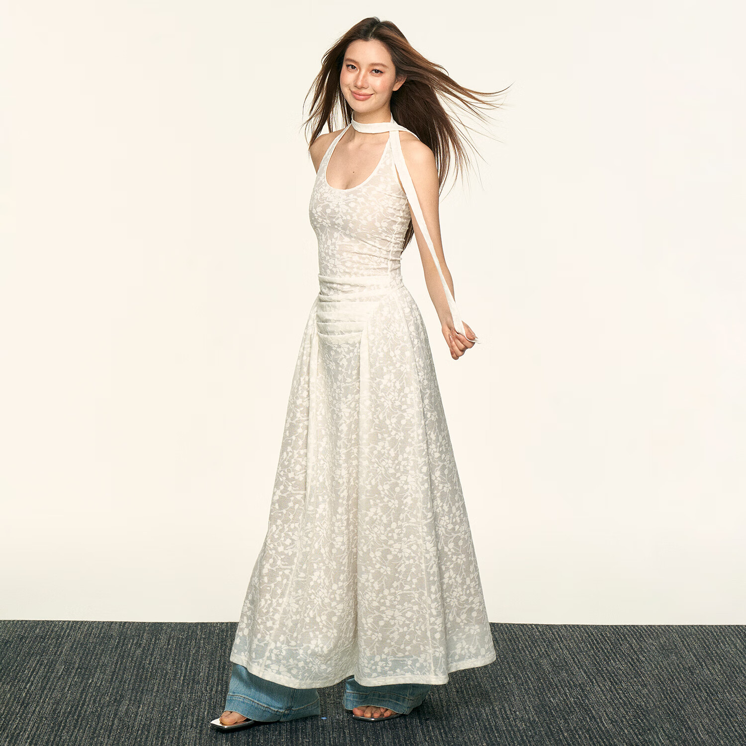 AAISUP白色挂脖蕾丝提花连衣裙女2026夏季高级感度假风收腰显瘦碎花裙子 白色 M