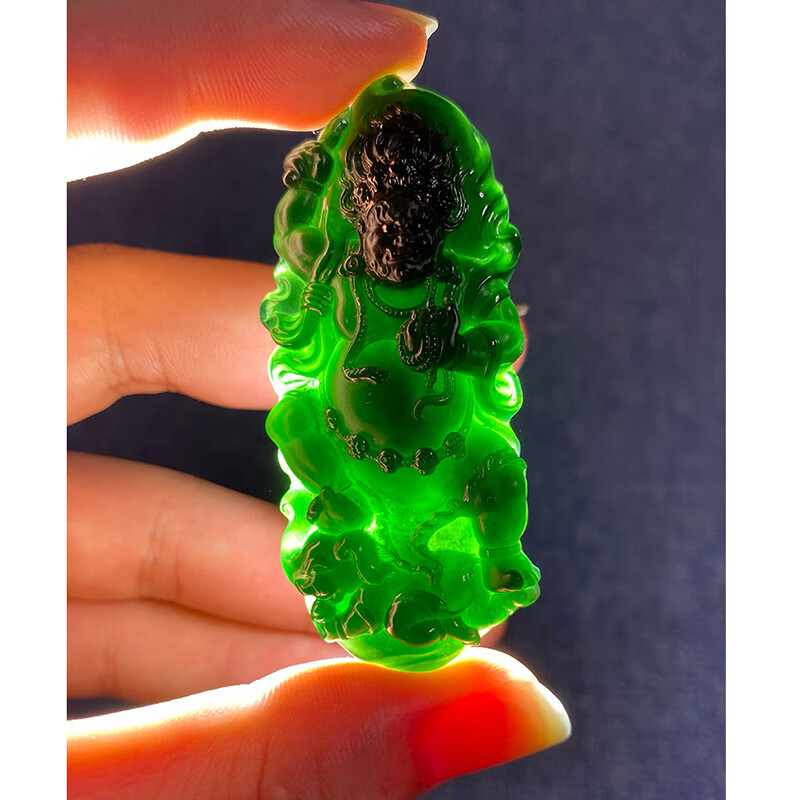 伟德国际翡翠吊坠