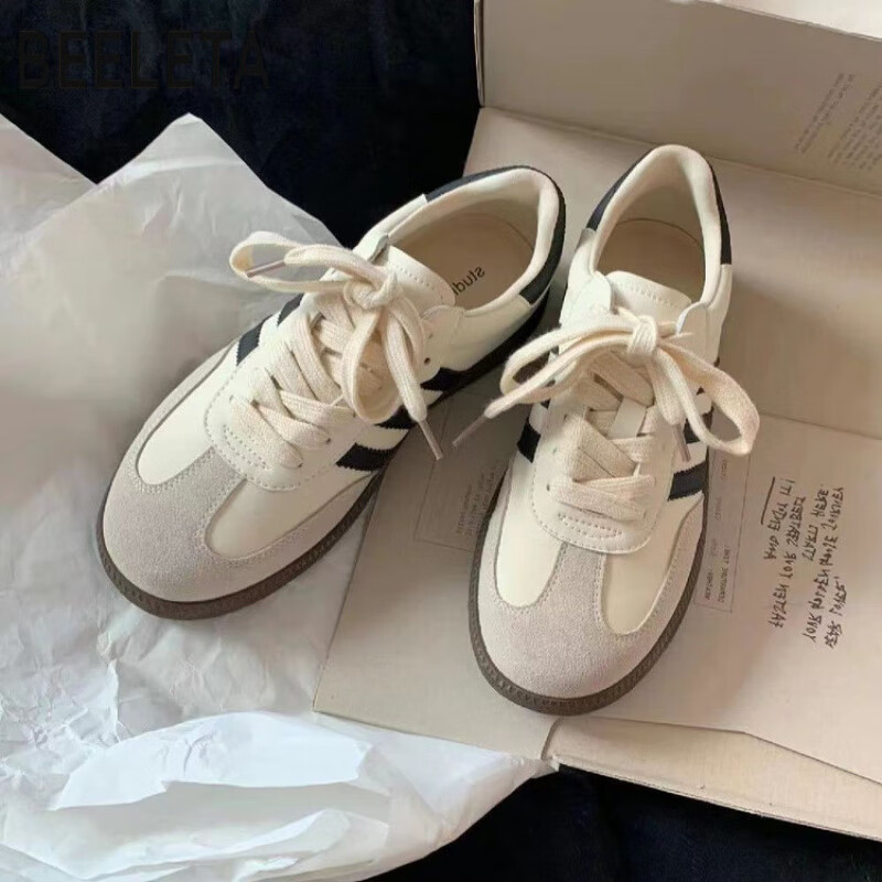 百丽踏大码休闲磨砂板鞋春秋女新款运动百搭复古单鞋学生板鞋德训鞋女鞋 米白色三条杠 38