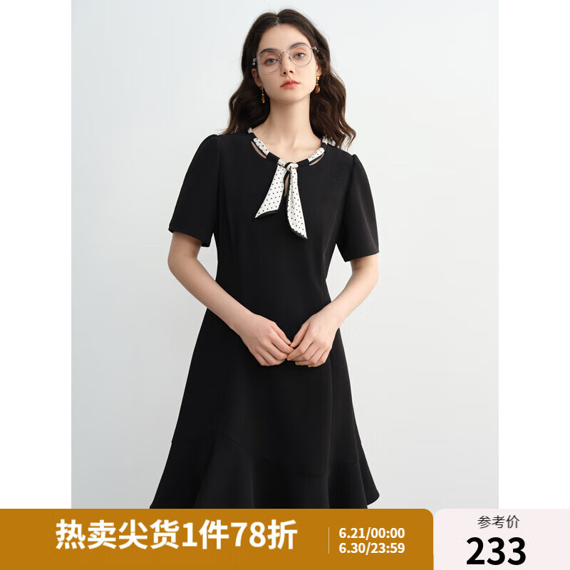 獨束大碼女裝2025夏新款波點飄帶連衣裙微胖收腰赫本風氣質(zhì)小黑裙 烏梅黑-短款 M （尺碼：1）