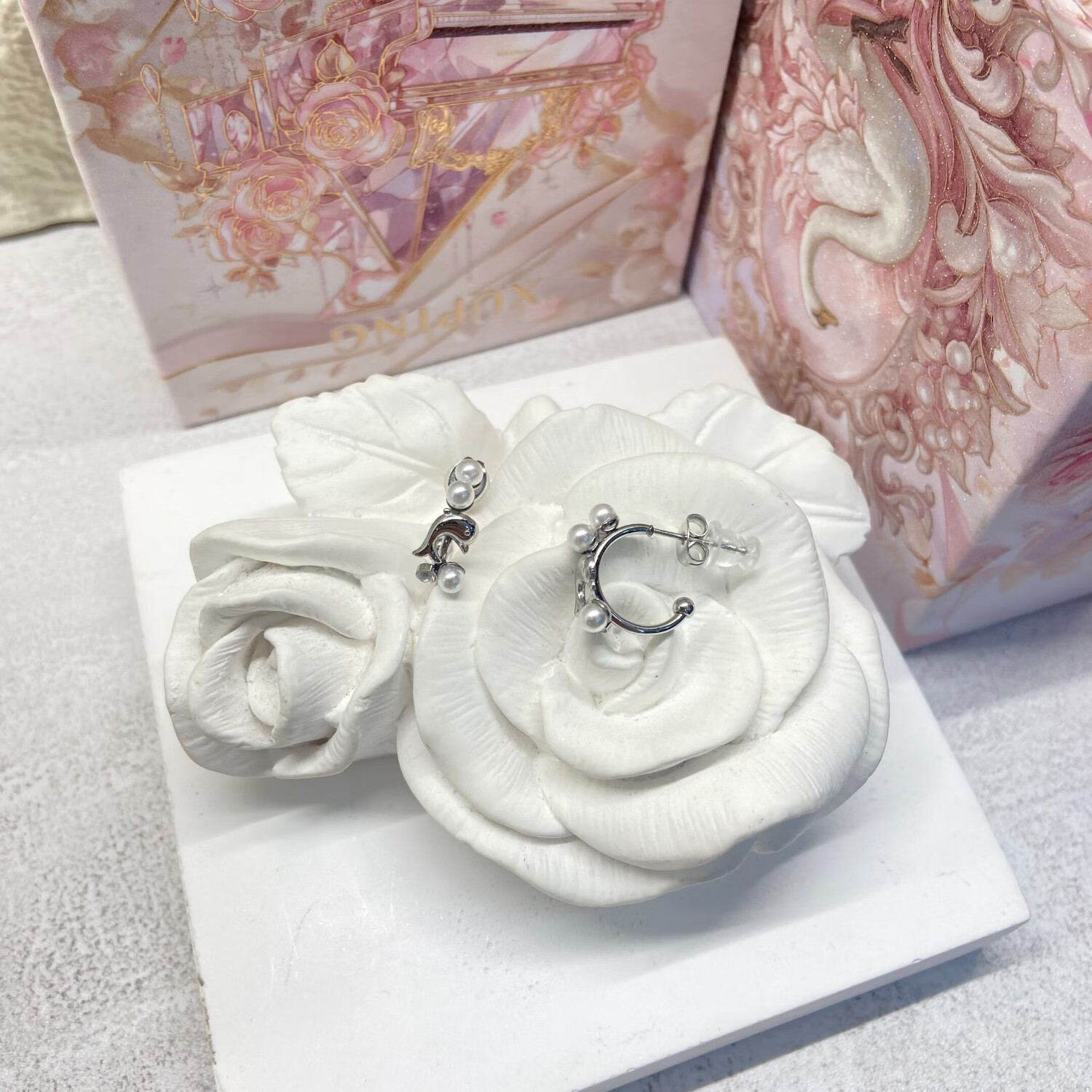 XUPING旭平首饰可爱小鱼骨日常百搭耳钉女生饰品耳饰520送女朋友礼物 仿珠海豚耳钉