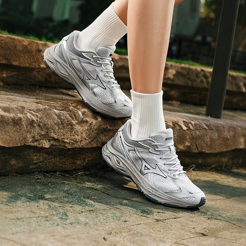 美津浓（MIZUNO）男鞋女鞋跑步鞋 25冬季新款网面透气运动跑鞋复古软底轻便休闲鞋 D1GH2506-05/流光银 /店长推荐 42 (270mm)