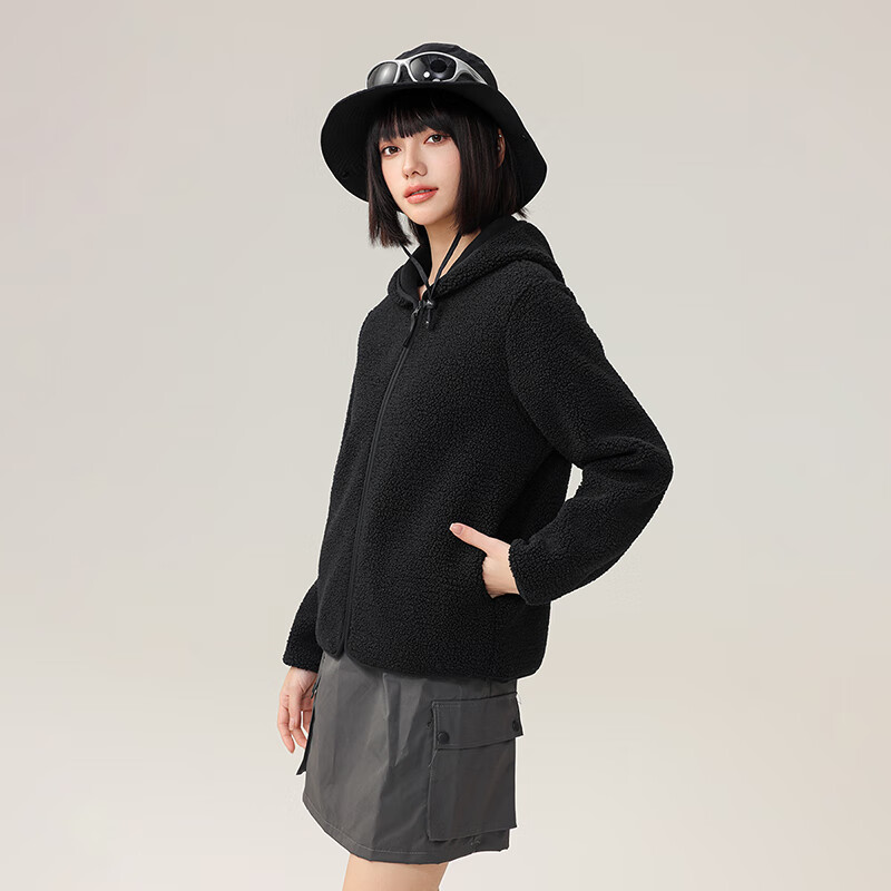 ���ڲ�����ѩ�з�����Ů��ñ2025�����¿�ҡ���޶̿����� ��ɫ    S 155 129Ԫ