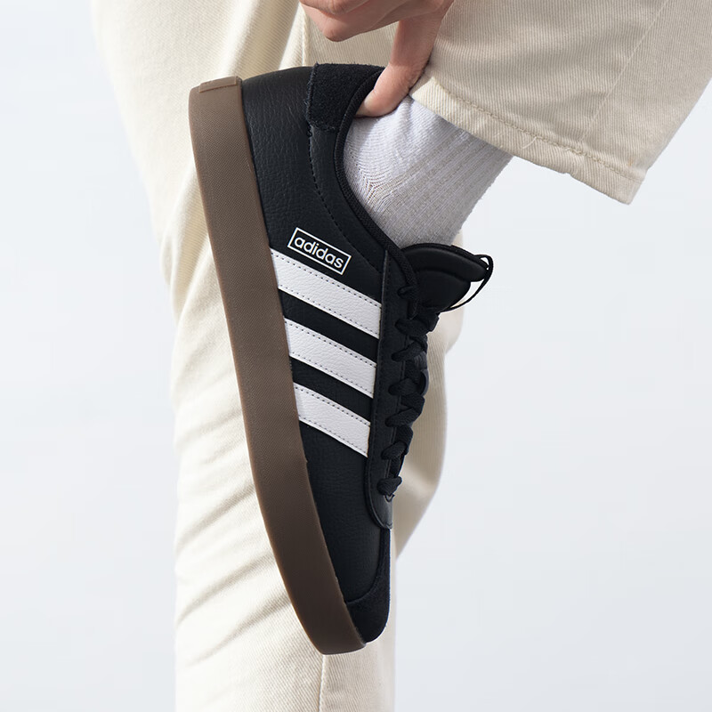 阿迪达斯（adidas）德训鞋男鞋 2026春季新款低帮板鞋黑色防滑运动鞋百搭通勤休闲鞋 黑/白 /晒图退10 42.5 (265mm)