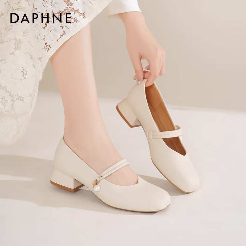 达芙妮玛丽珍女鞋2026新款秋季气质浅口单鞋女粗跟新中式温柔晚晚鞋ZJ 米白色【跟高3cm 珍珠吊坠】 40