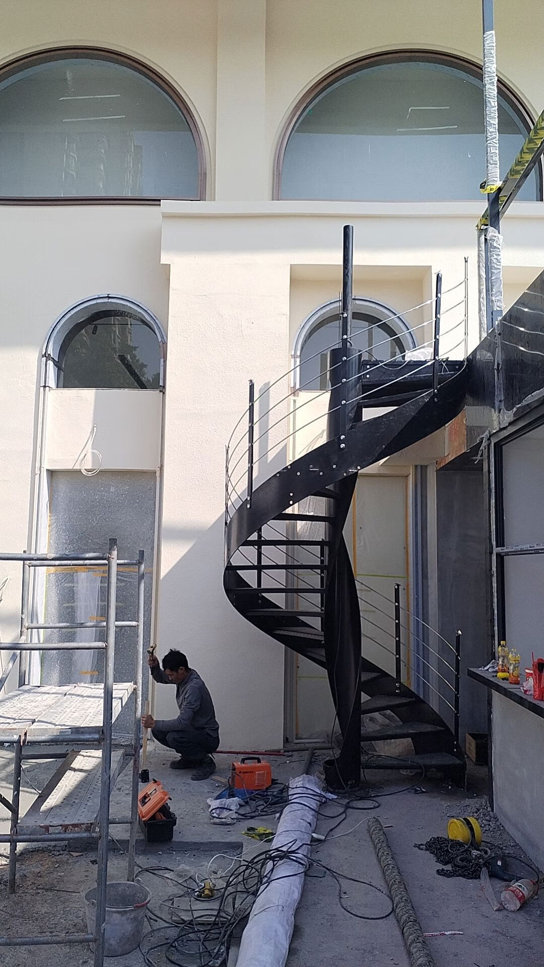 接运猫旋转楼梯室内复式弧形玻璃整体定制楼梯踏步扶手钢板室外楼