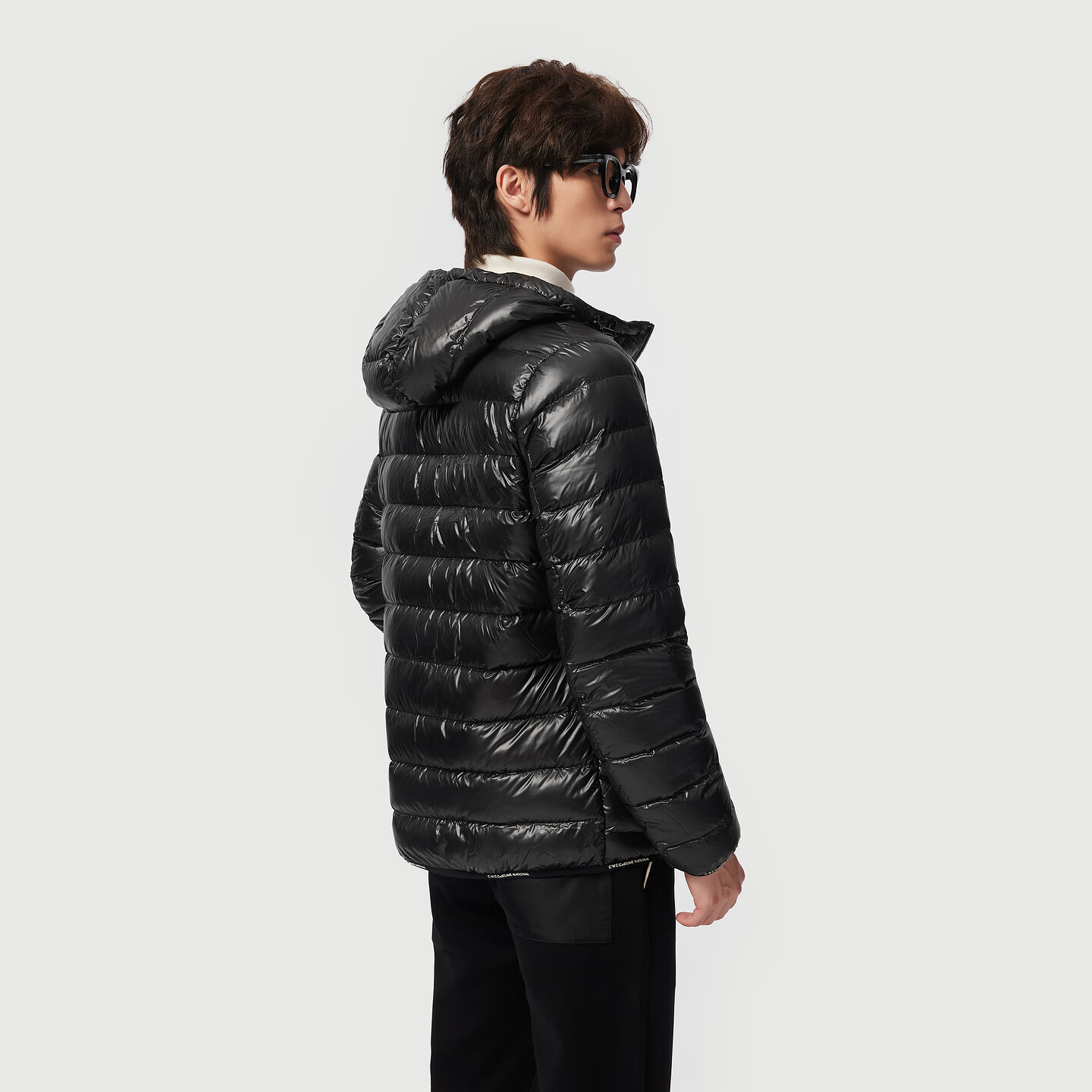 C'N'C【90鸭绒】CNC25冬新款左袖品牌章标连帽羽绒服男士亮面轻薄外套 黑色 48 /S/(170/88A)