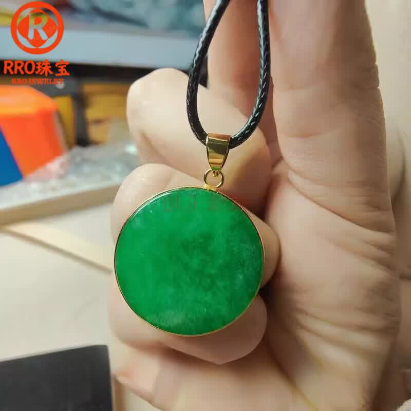 rro翡翠无事牌满绿花青圆牌吊坠辣绿18k金镶嵌阳绿圆形铁龙生牌挂件