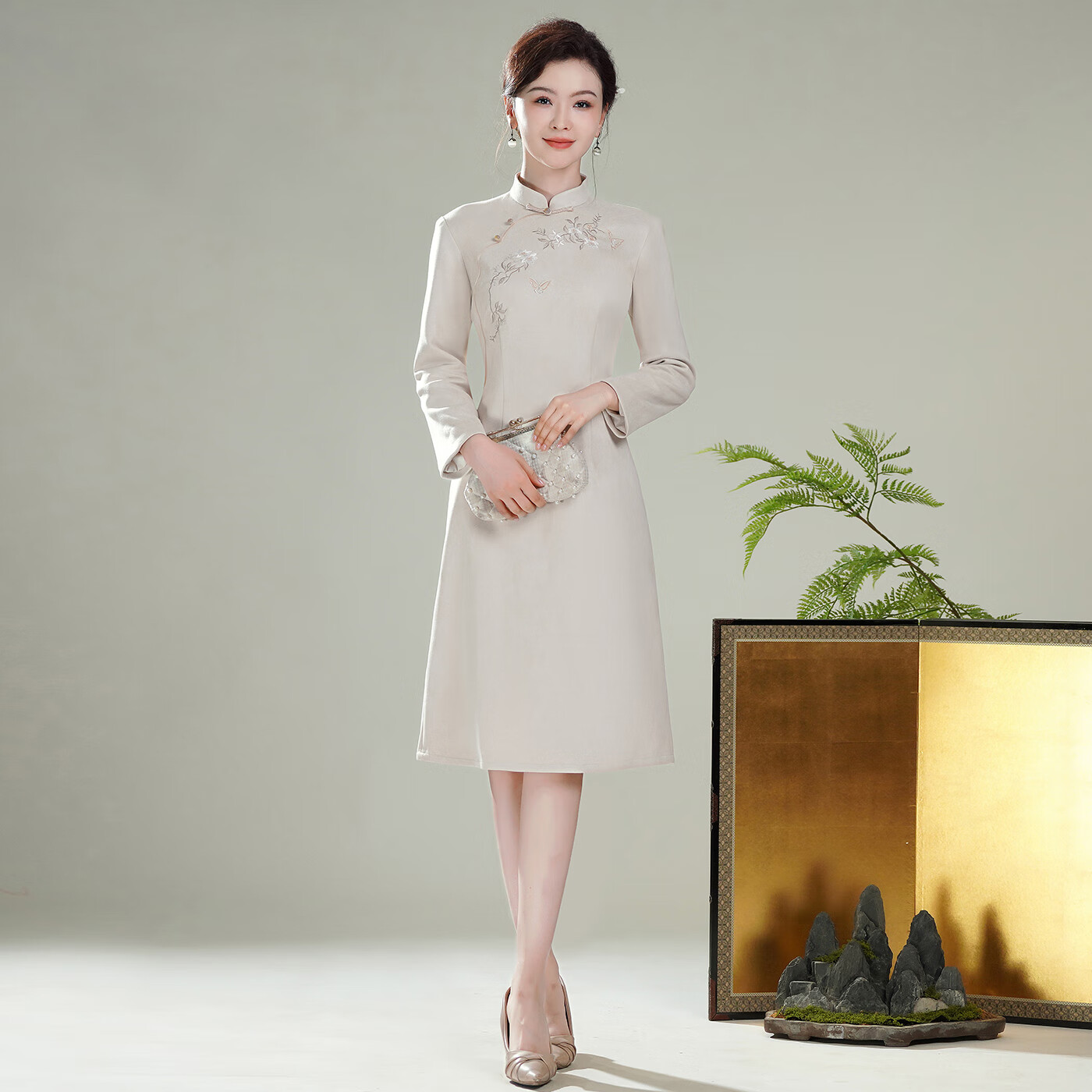 秀觀唐秀觀唐花雅2025秋冬裝新款麂皮絨繡花改良中國風(fēng)長袖旗袍連衣裙 杏色 M
