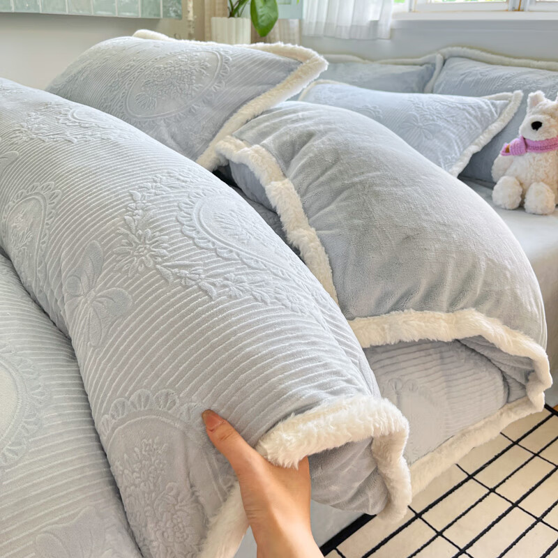 猫人（MiiOW）雕花牛奶绒四件套2025新款冬季加厚高级感被套珊瑚绒床笠床品 梦莱-天空蓝【双面加密牛奶绒 加倍保暖】 床单款 1.8m床四件套-适合200x230cm被芯