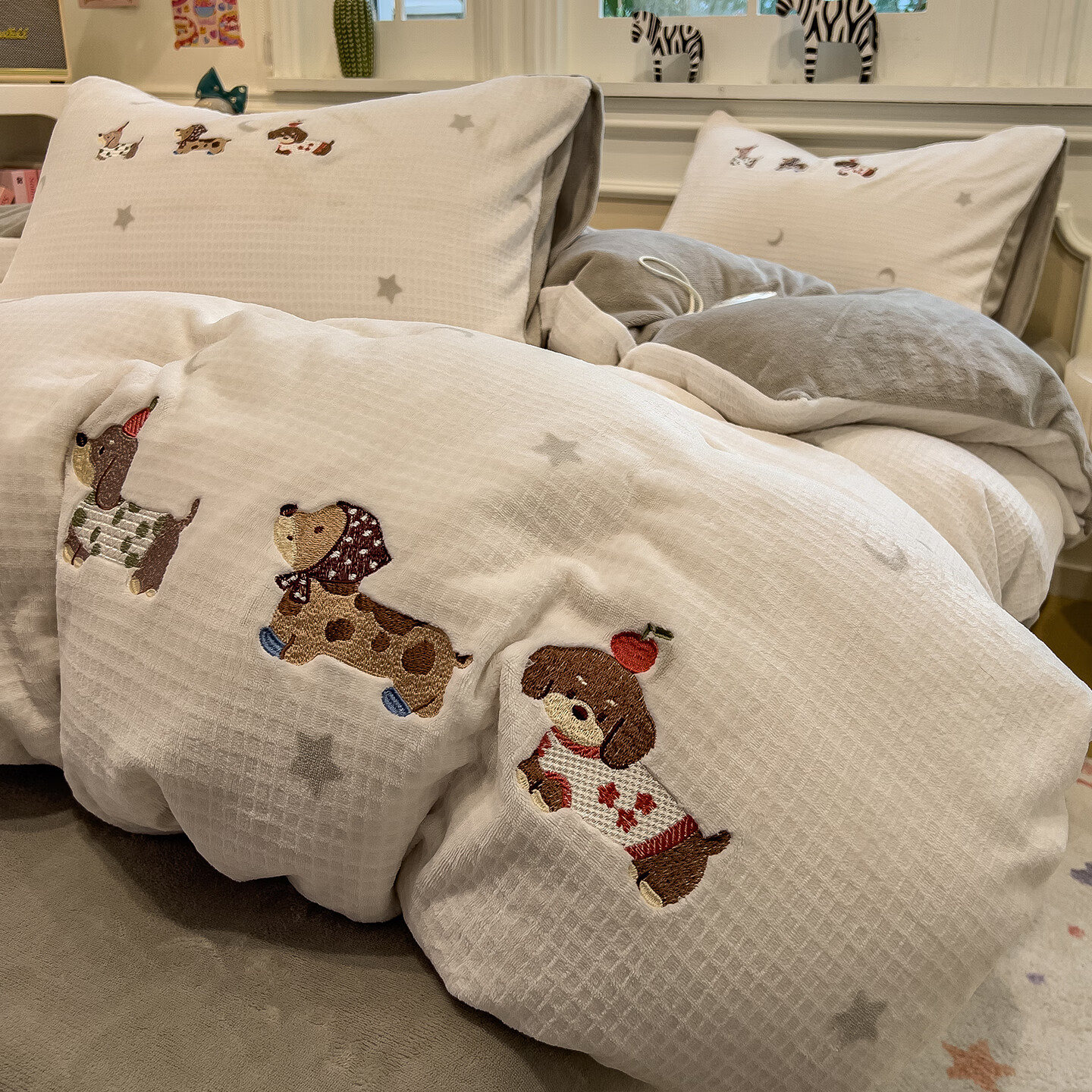 苏萱超柔华夫格牛奶绒冬季床上四件套卡通刺绣珊瑚绒被套床单儿童床品 淘气的小狗 1.8m 床笠款 四件套-被套200x230cm