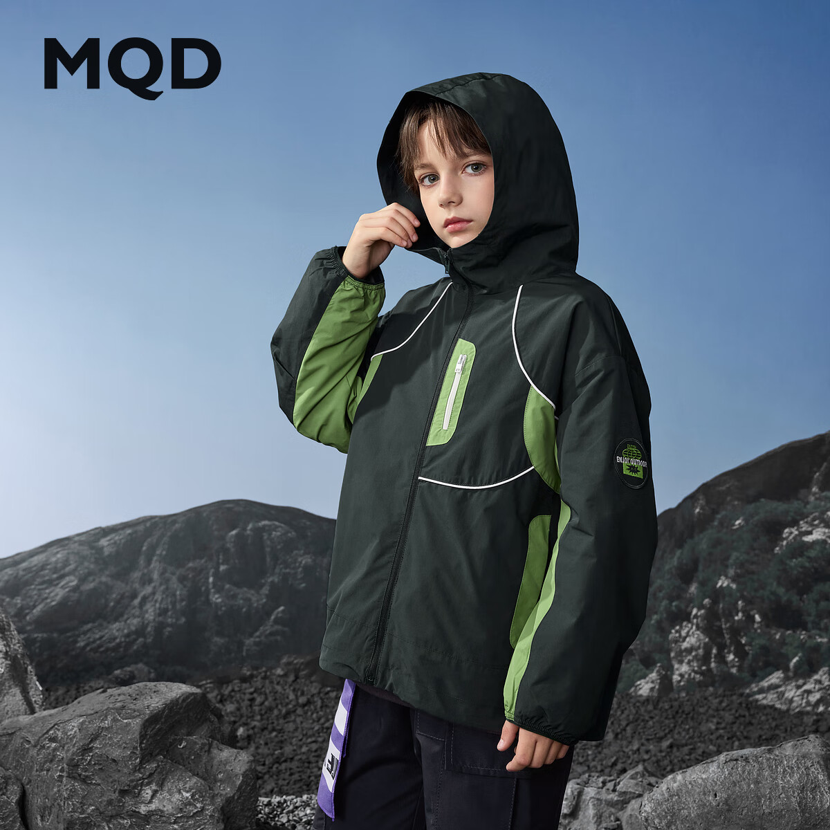 马骑顿（MQD）【无氟】男童秋新款户外工装撞色拼块宽松连帽外套登山服 墨绿 120