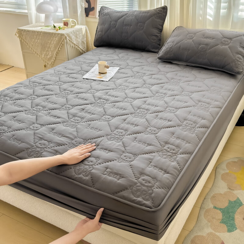 雅鹿加厚夹棉床笠防尘绗缝床罩三件套隔脏床盖床垫保护套床上用品 小熊夹棉床笠-高级灰【蓬松柔软 四季通用】 150*200cm单床笠+枕套一对