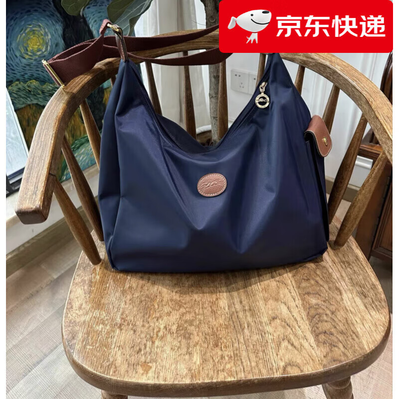 瓏驤(LONGCHAMP)王菲hobo托特包尼龍復(fù)古郵差包大容量通勤流浪包單肩斜挎包女 深藍(lán)色