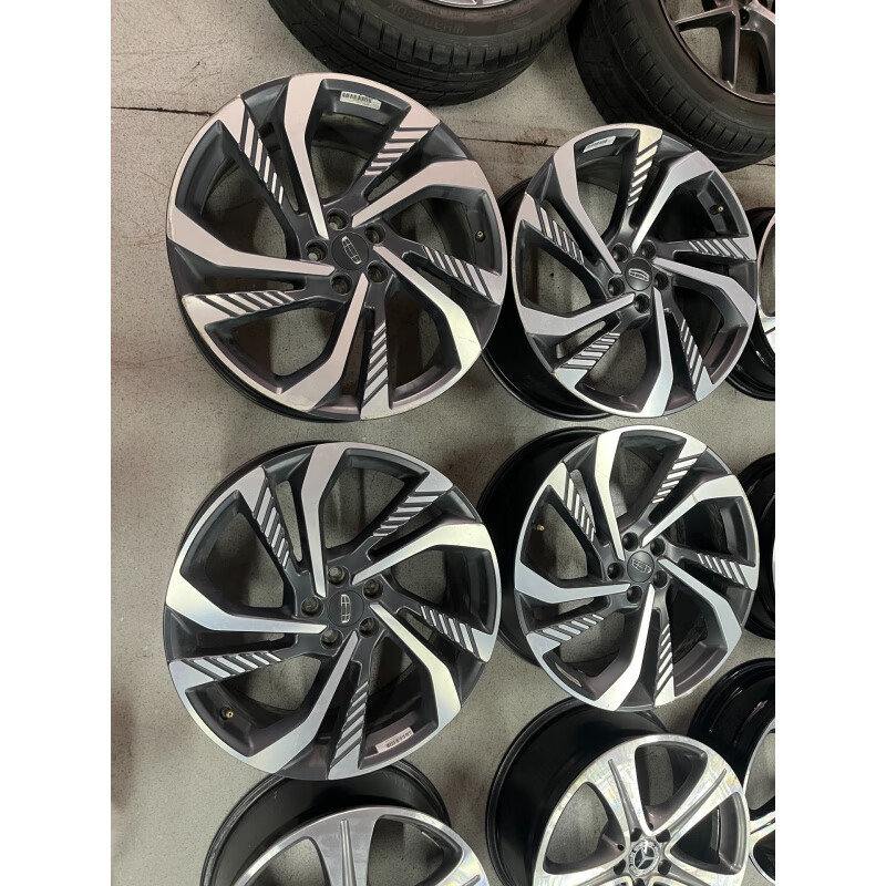 吉利星越l原厂拆车高配20寸轮毂一套,正常使用痕迹,无任何失