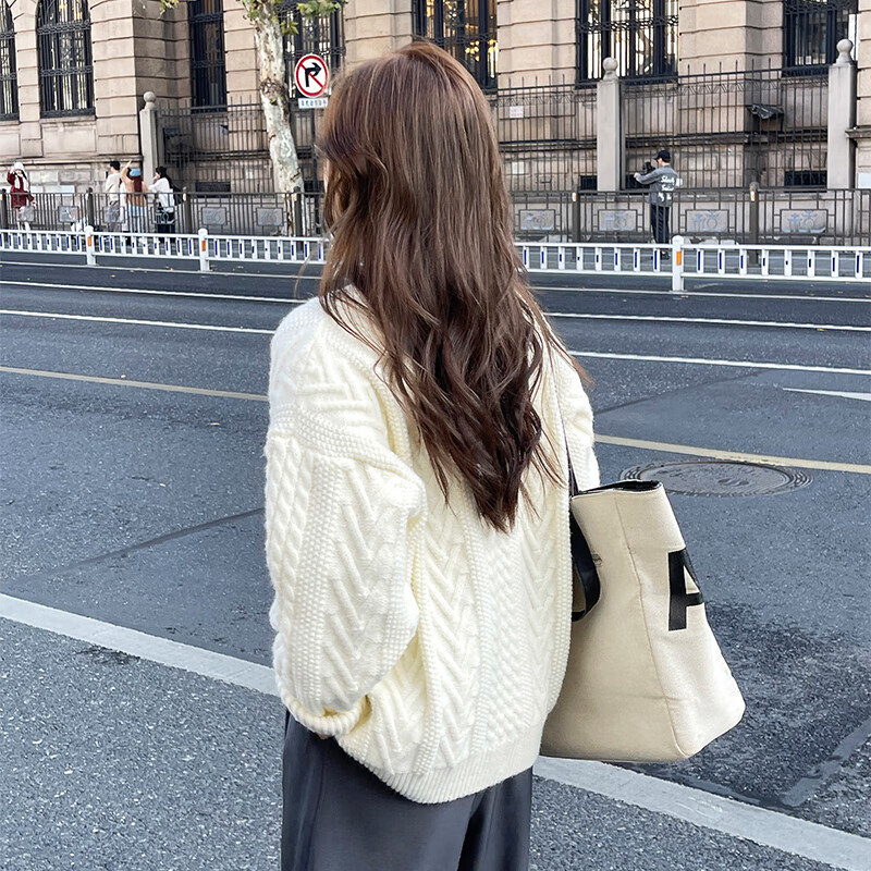 俞兆林白色毛衣女秋冬2025新款加厚圆领针织衫小个子慵懒高级感内搭上衣 米白色 【柔软不扎肤】 均码 【推荐80-140斤】