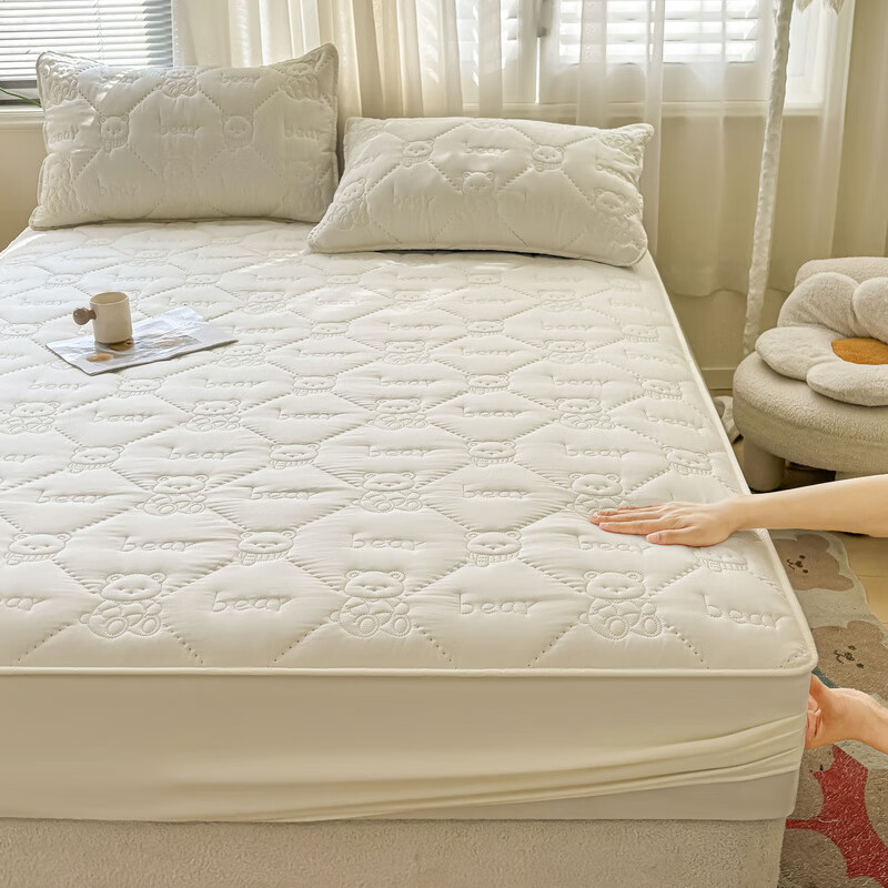 雅鹿加厚夹棉床笠防尘绗缝床罩三件套隔脏床盖床垫保护套床上用品 小熊夹棉床笠-奶昔白【蓬松柔软 四季通用】 150*200cm单床笠