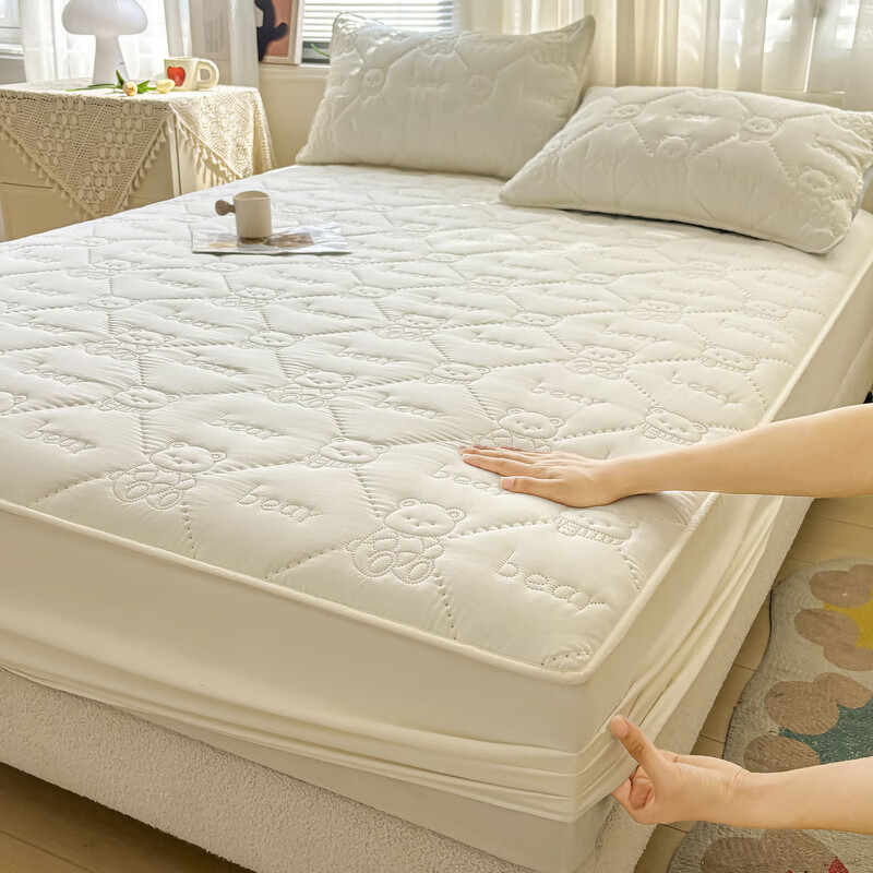 雅鹿加厚夹棉床笠防尘绗缝床罩三件套隔脏床盖床垫保护套床上用品 小熊夹棉床笠-奶昔白【蓬松柔软 四季通用】 150*200cm单床笠