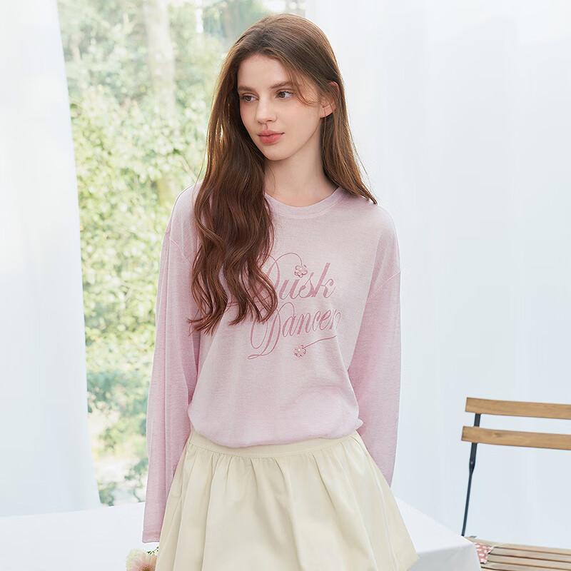 乐町清甜花体字母印花简约落肩长袖T恤 卡里尼亚粉(现货) L