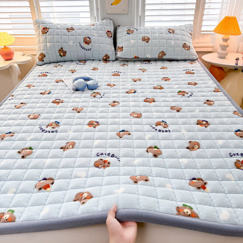 猫人（MiiOW）A类纯色牛奶绒床盖单件冬季加厚家用软垫珊瑚绒宿舍加绒三件套 小蓝熊【加厚牛奶绒保暖舒适】 平铺款床盖单件：180*200cm